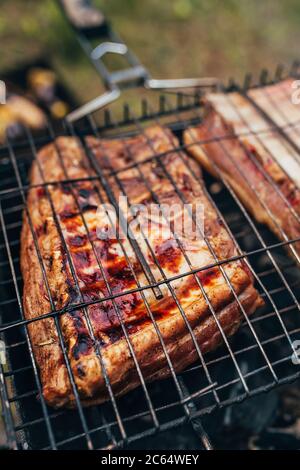 Fett saftige Schweinerippen auf dem Feuer - knusprig aromatisch Cholesterin Kruste - Grill Stockfoto