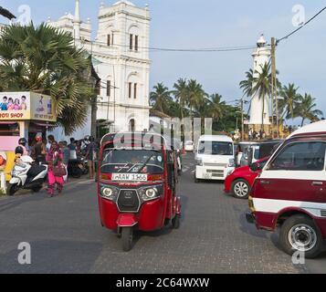 dh Sri lanka Tuk Tuk Taxi Straße GALLE FORT SRI LANKA Szene Tuktuk holländische Forts Rikscha Tuks Stockfoto