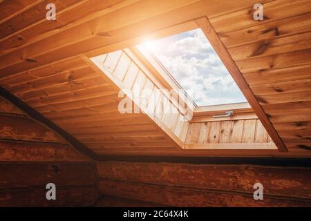 Kunststoff-Oberlicht - Innenansicht - helles Sonnenlicht durch das transparente Glas ins Haus Stockfoto