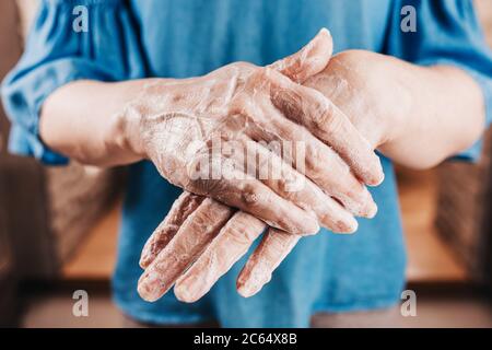 Dicke Schicht von Feuchtigkeitscreme auf weiblichen Händen - tägliche Hautpflege - Anti-Aging-Behandlung Stockfoto