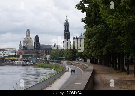 Dresden, Deutschland. Juli 2020. Passanten wandern entlang der Elbe vor der Kulisse der Altstadt. Quelle: Sebastian Kahnert/dpa-Zentralbild/ZB/dpa/Alamy Live News Stockfoto