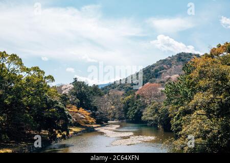 Isuzu Fluss und Berg im Frühling in Ise, Mie, Japan Stockfoto