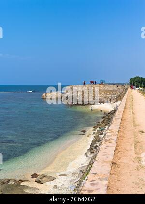 dh Colonial Forts Stadtmauer GALLE FORT SRI LANKA Dutch Fortress Wall Stadtmauer Zinnen Strand von Menschen Stockfoto