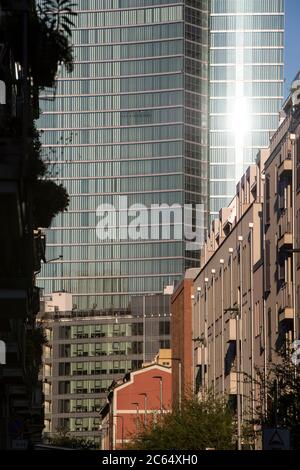 Italien, Lombardei, Mailand, Isola District, Via Confalonieri mit dem Hochhaus Palazzo della Regione Stockfoto