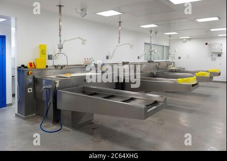 Eine moderne Leichenhalle des Krankenhauses bereitete sich auf die Autopsie vor Stockfoto