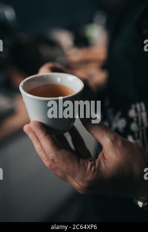 Der Barista macht auf vielfältige Weise professionell aromatischen Kaffee - die Kunst des Brauens Stockfoto