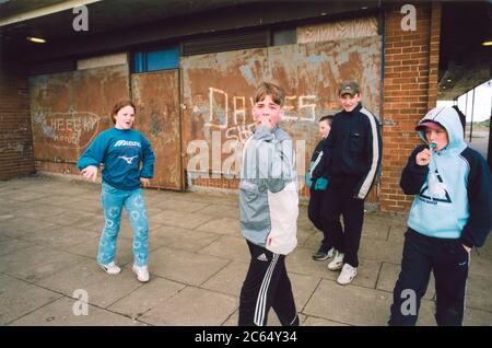 Kinder hängen auf einem Bradford council Anwesen; Großbritannien Stockfoto