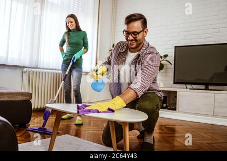Junge glückliches Paar ist die Reinigung Ihrer Wohnung. Stockfoto