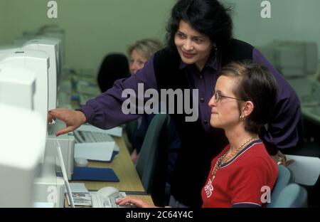 Lehrer und Schüler im Computerunterricht am FE College UK Stockfoto