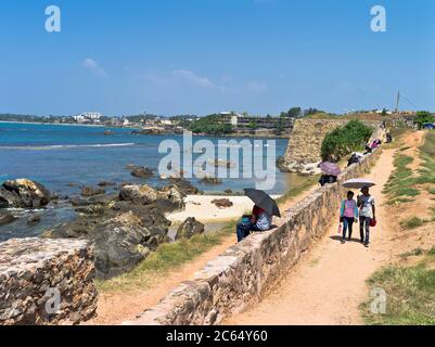 dh Colonial Forts Holländische Stadtmauer GALLE FORT SRI LANKA Sri Lankan courting Paare zu Fuß Festung Wand der Wehrmauer Zinnen Menschen Paar Stockfoto