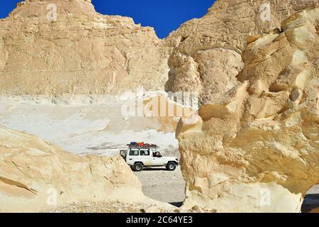 Sahara, Ägypten - 26. Dezember 2008: Geländewagen in der Wüste Aqabat. Extreme Wüstensafari ist eine der wichtigsten lokalen Touristenattraktionen in Ägypten Stockfoto