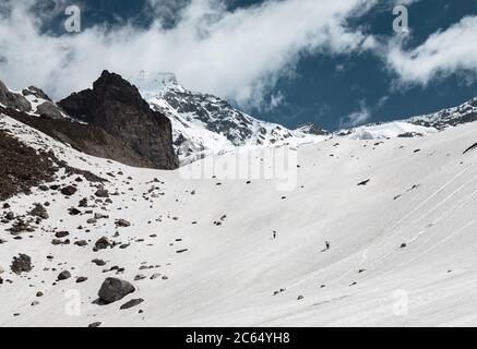 Wandern auf den Snowfields des indischen Himalaya mit dem Höhenpanorama der höheren Berge im Bergsteigen Stockfoto