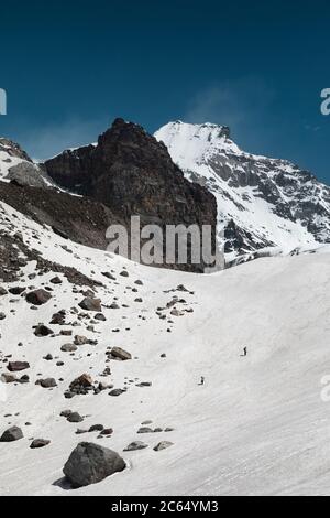 Wandern auf den Snowfields des indischen Himalaya mit dem Höhenpanorama der höheren Berge im Bergsteigen Stockfoto