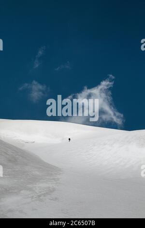 Wandern auf den Snowfields des indischen Himalaya mit dem Höhenpanorama der höheren Berge im Bergsteigen Stockfoto