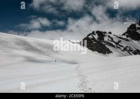 Wandern auf den Snowfields des indischen Himalaya mit dem Höhenpanorama der höheren Berge im Bergsteigen Stockfoto