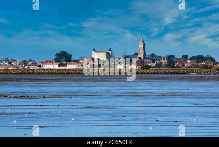 Noirmoutier (Noirmoutier-en-l'Île), auf der Insel Noirmoutier, Departement Vendée, Pays de la Loire, Frankreich. Château de Noirmoutier auf der linken Seite, St. Philber Stockfoto