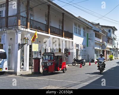 dh Street Scene GALLE FORT SRI LANKA Menschen Tuk Tuk taxicab Motorrad Fahrer Forts tuktuk Stockfoto