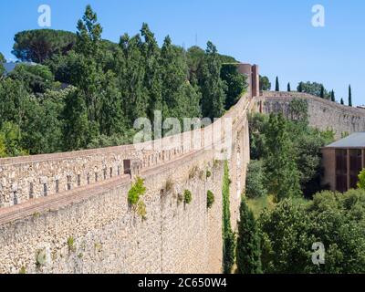 Stadtmauer Gehweg in Girona, Spanien. Stadtmauer Befestigung, Stadtmauer aus dem 9. Jahrhundert. Stockfoto