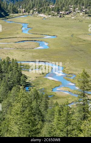 Luftaufnahme auf türkisfarbenem Bach, Alpen Berge Stockfoto