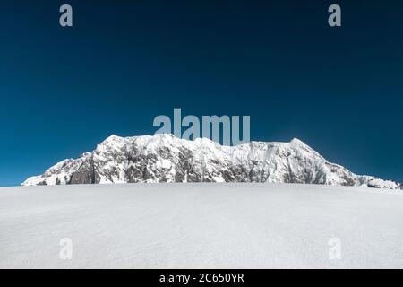 Wandern auf den Snowfields des indischen Himalaya mit dem Höhenpanorama der höheren Berge im Bergsteigen Stockfoto