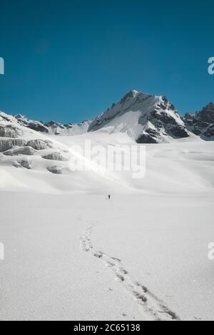 Wandern auf den Snowfields des indischen Himalaya mit dem Höhenpanorama der höheren Berge im Bergsteigen Stockfoto