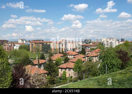 Italien, Lombardei, Mailand, Bicocca, Stadtbild mit Pirelli Village vom Collina dei Ciliegi Park, Stockfoto