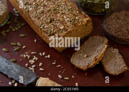 Nahaufnahme von gesätenem Brot in einem hohen Winkel. Stockfoto