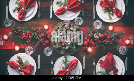 Weihnachtsferien Tischdeknate Konzept - Weingläser und Geschirr für festliches Abendessen zu Hause Stockfoto