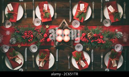 Thanksgiving Feier traditionelles Abendessen. Gebratener truthahn garniert mit Preiselbeeren auf einem rustikalen Stil Tisch mit Kürbissen, Gemüse, pi verziert Stockfoto