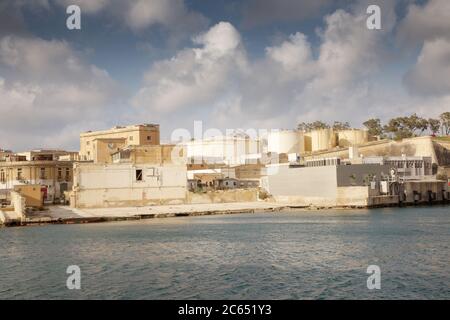 Industrieanlagen am Rande des großen Hafens von malta Stockfoto