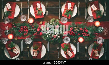 Weihnachtsferien Tischdeknate Konzept - Weingläser und Geschirr für festliches Abendessen zu Hause Stockfoto