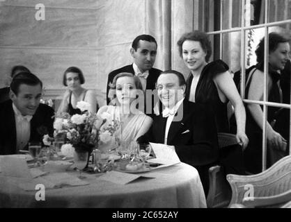 DOUGLAS FAIRBANKS Jr MARLENE DIETRICH RICHARD TAUBER und seine Frau DIANA NAPIER im Savoy Hotel in London 1936 Promotional Event United Artists Stockfoto