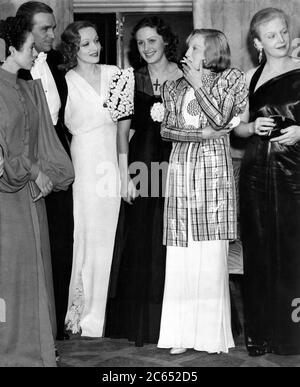 ELSA LANCHESTER DOUGLAS FAIRBANKS Jr MARLENE DIETRICH TAMARA DESNI ELISABETH BERGNER und ANN HARDING bei der 16. Jahrestagung der United Artists im Savoy Hotel in London 1936 Stockfoto