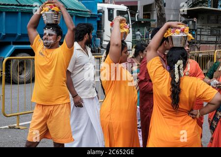 Mann mit durchbohrter Zunge und Spitzen in der Haut während der Thaipusam-Festprozession, Little India, Singapur, Februar 2020 Stockfoto