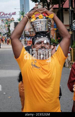 Mann mit durchbohrter Zunge und Spitzen in der Haut während der Thaipusam-Festprozession, Little India, Singapur, Februar 2020 Stockfoto