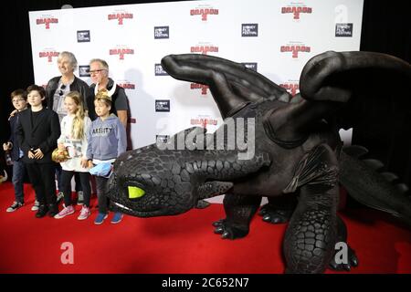 Schauspieler John Jarratt (Wolf Creek, Django Unchained, Australien) und Familienmitglieder kommen auf dem roten Teppich an, der mit dem Drachen Toothless an der aus abgebildet ist Stockfoto