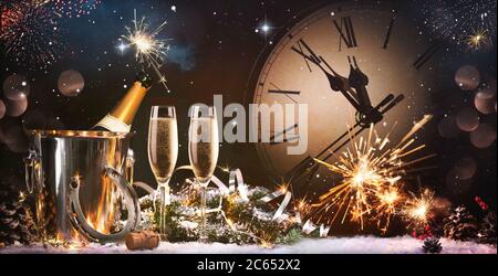 Silvester Feier Hintergrund. Toast mit Feuerwerk und Champagner um Mitternacht Stockfoto