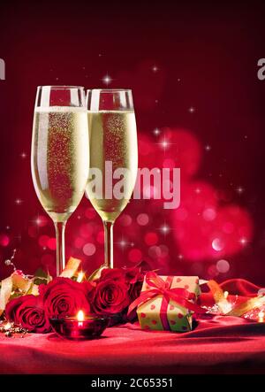 Valentinstag Hintergrund mit Champagner Gläser, rote Rosen, Geschenk-Box und Kerzenlicht Stockfoto