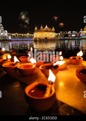 Golden Temple Amritsar beleuchtet von Diya und Feuer Cracker Guru Purab Festival und Diwali Stockfoto