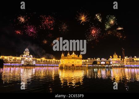 Golden Temple Amritsar beleuchtet von Diya und Feuer Cracker Guru Purab Festival und Diwali Stockfoto