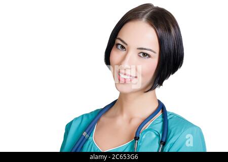 Porträt einer Ärztin oder Krankenschwester mit Stethoskop vor weißem Hintergrund. Stockfoto