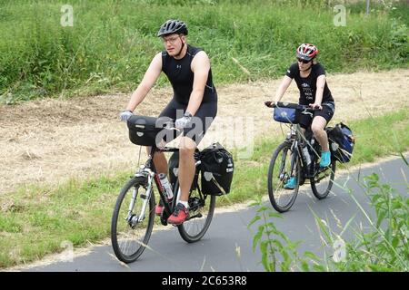 Paar Radfahren auf einem Radweg Deutschland Menschen im Urlaub Stockfoto