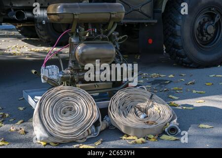 Tragbare Wasserpumpe steht auf dem Bürgersteig. Stockfoto