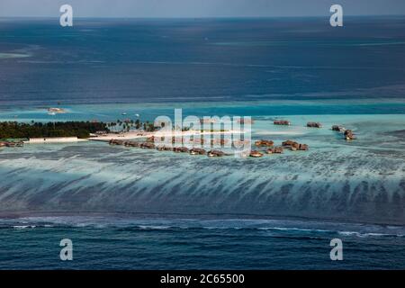 Luftaufnahme der Malediven atollt die Inseln im Meer mit Weihnachtsliedern und dem türkisfarbenen Wasser Stockfoto