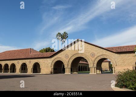 Die historischen Bögen auf dem Campus der Stanford University, in Bay Area, Kalifornien. Stockfoto