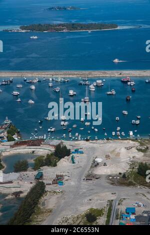 Luftaufnahme der Malediven atollt die Inseln im Meer mit Weihnachtsliedern und dem türkisfarbenen Wasser Stockfoto