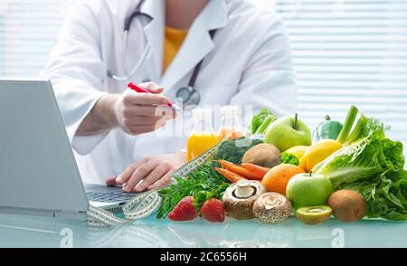 Ernährungsberater berät über gesunde Ernährung mit Obst und Gemüse. Ernährung und Diät-Konzept Stockfoto