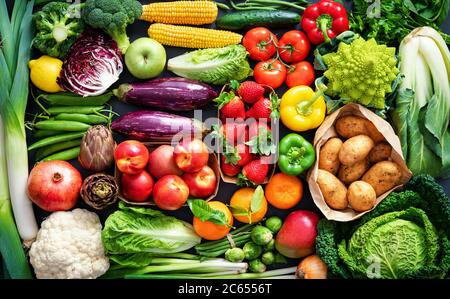 Food Hintergrund mit Auswahl an frischen gesunden Bio-Obst und Gemüse auf dem Tisch Stockfoto