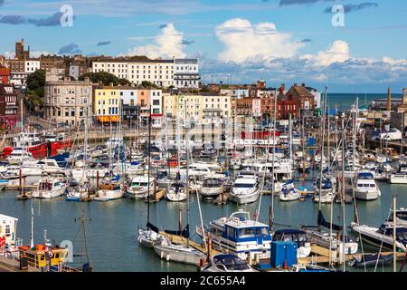 Blick vom westlichen Felsen in Ramsgate, Kent, zeigt die Royal Hafen mit seinem Jachthafen und attraktive waterfront Gebäude, Kent, Großbritannien Stockfoto