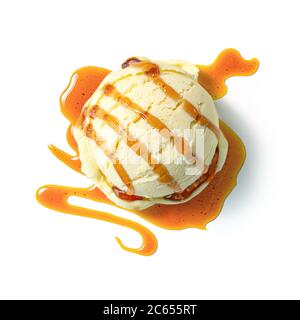 Draufsicht auf Vanille-Eiscreme-Ball mit Karamellsirup isoliert auf weißem Hintergrund Stockfoto